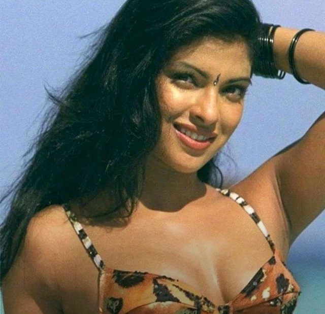 Priyanka Chopra hops on the 'Kinda Chic' trend