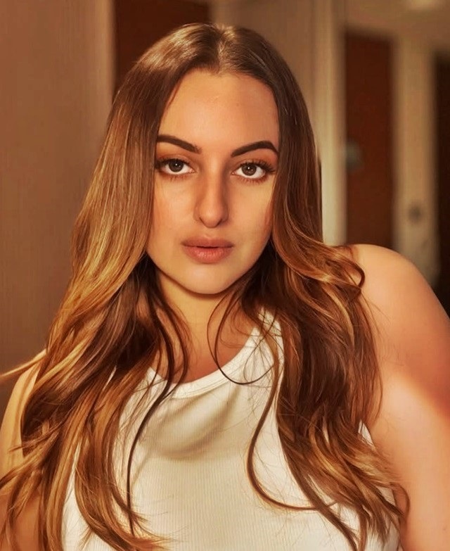  'Asli' Sonakshi shares a glimpse of herself in 'golden hour' 