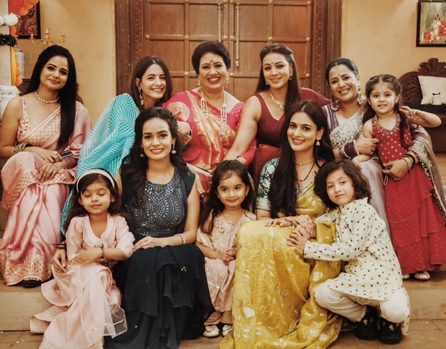 Barkha Bisht shares 'parivaar' moment from 'Kyunki Saas Bhi Kabhi Bahu Thi 2' set